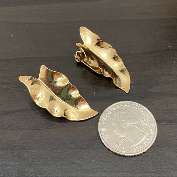 Vintage Unsigned Gold-tone Leaf Lightweight Clip On Earrings - Picture 6 of 10